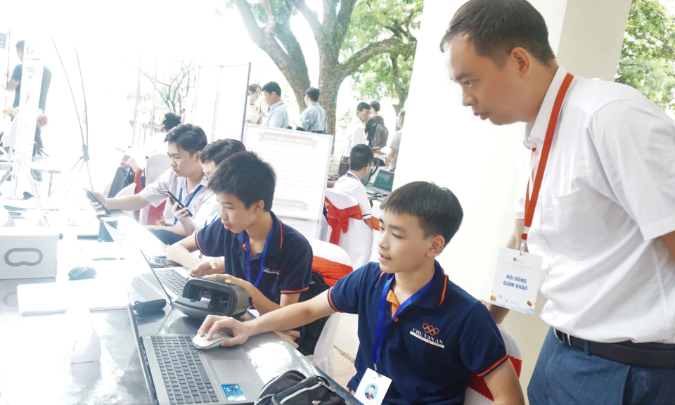Ha Long hosts the final round of the 29th national IT competition for the young