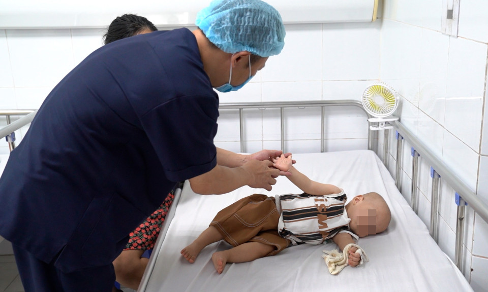 Bác sĩ khuyến cáo các biến chứng nguy hiểm của bệnh tay chân miệng