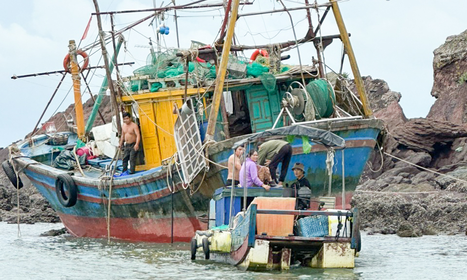 Đồn biên phòng Cửa khẩu Cảng Vạn Gia cứu nạn ngư dân bị nạn trên biển