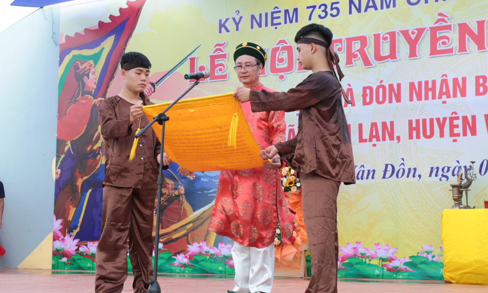 Khai hội truyền thống Vân Đồn