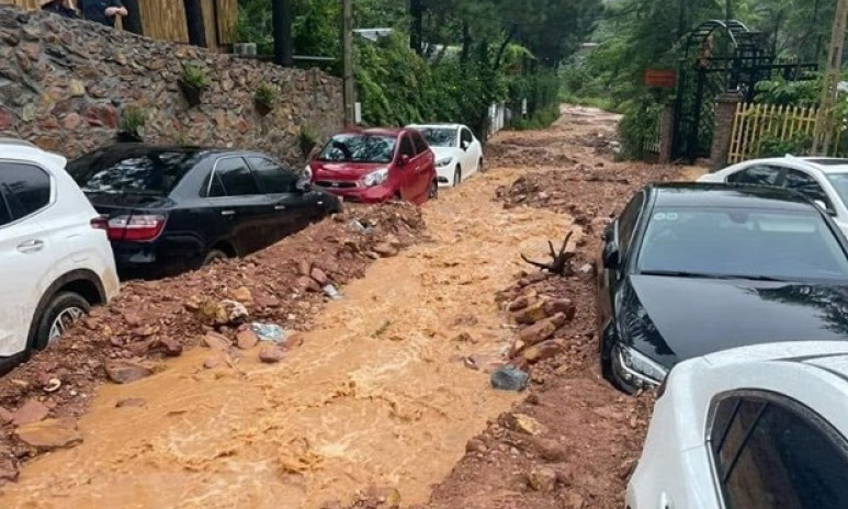 Hà Nội: Nhiều ôtô bị mắc kẹt cạnh khu vực đất đồi Sóc Sơn do mưa lớn