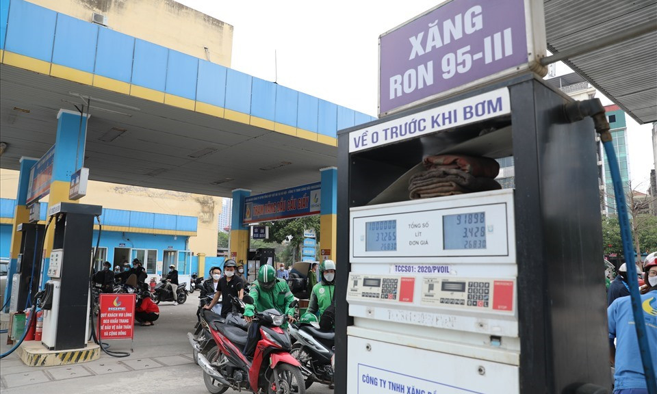 Quỹ Bình ổn dư hơn 7.400 tỉ đồng, giá xăng vẫn tăng chóng mặt