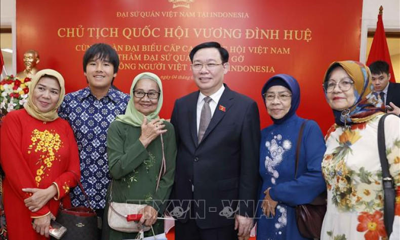 Chủ tịch Quốc hội Vương Đình Huệ gặp gỡ cộng đồng người Việt Nam ở Indonesia