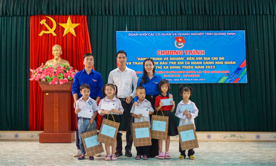 "Hành trình về nguồn" đến với "Địa chỉ đỏ" và trao quà đỡ đầu trẻ em có hoàn cảnh khó khăn tại TX Đông Triều