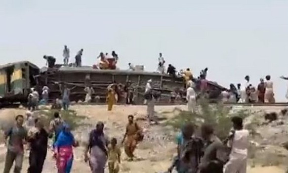 Tàu chở khách của Pakistan trật đường ray khiến 30 người thiệt mạng