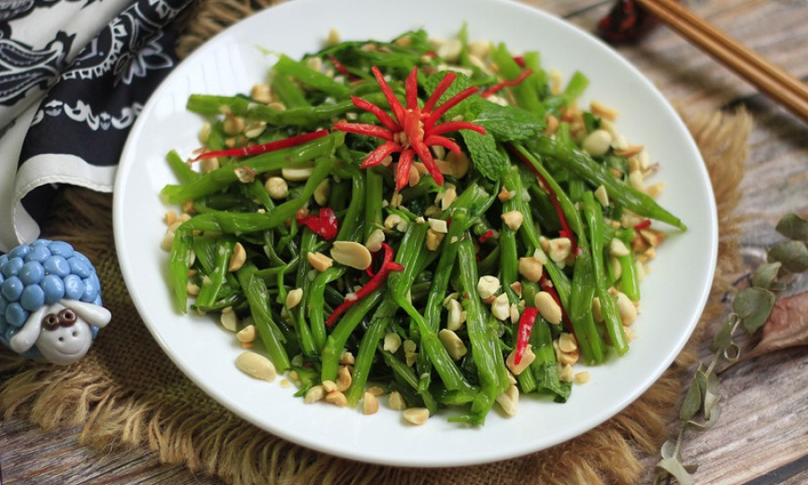 Water spinach salad: A popular option in summer