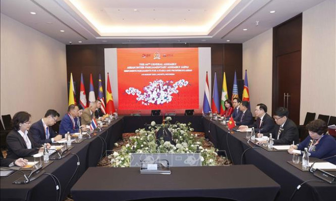 Chủ tịch Quốc hội Vương Đình Huệ gặp Chủ tịch Hạ viện Thái Lan