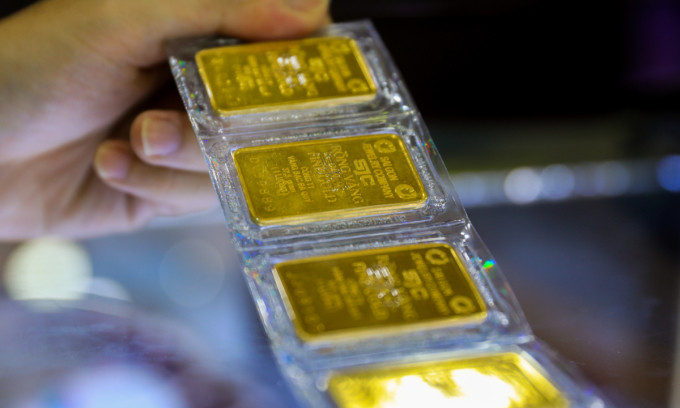 Gold prices fall