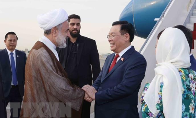 Chủ tịch Quốc hội đến thủ đô Tehran, bắt đầu thăm chính thức Iran