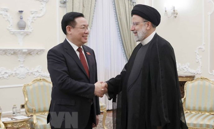Chủ tịch Quốc hội Vương Đình Huệ hội kiến Tổng thống Iran