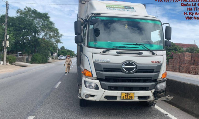 Nữ công nhân quét dọn vệ sinh trên QL1A bị xe tải tông tử vong
