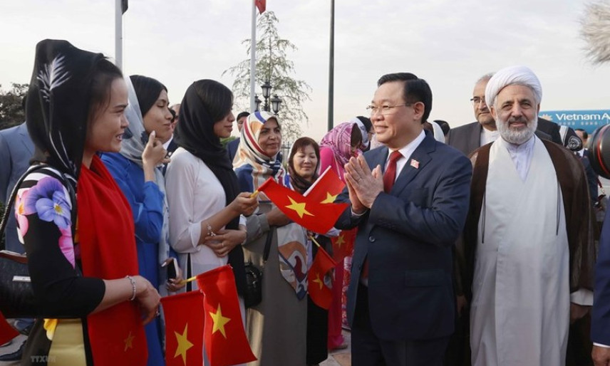 Chủ tịch Quốc hội thăm Đại sứ quán, cộng đồng người Việt tại Iran