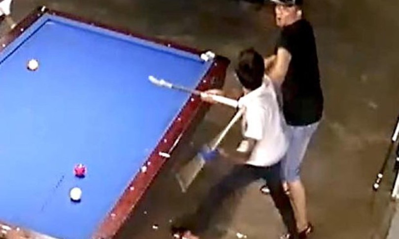 Mâu thuẫn ở quán bida, thanh niên mang kiếm chém gần đứt cổ bạn thân