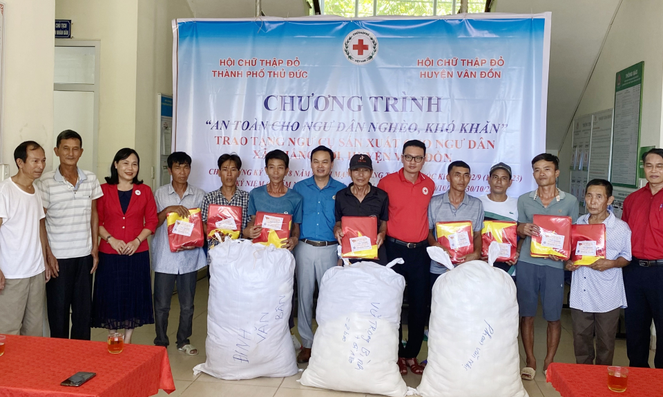 Tặng cờ Tổ quốc và ngư cụ cho ngư dân huyện Vân Đồn