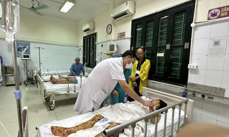 Nổ điện thoại khi sạc, người phụ nữ bị vỡ nhãn cầu và cụt ngón tay