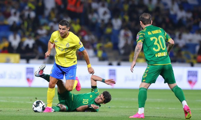Ronaldo đưa Al Nassr vào chung kết Arab Champions Cup