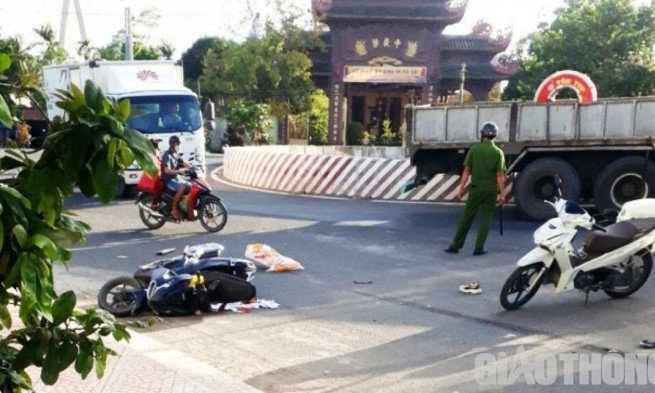 Va chạm xe bồn chở bê tông sau giờ tan ca, nữ công nhân tử vong tại chỗ