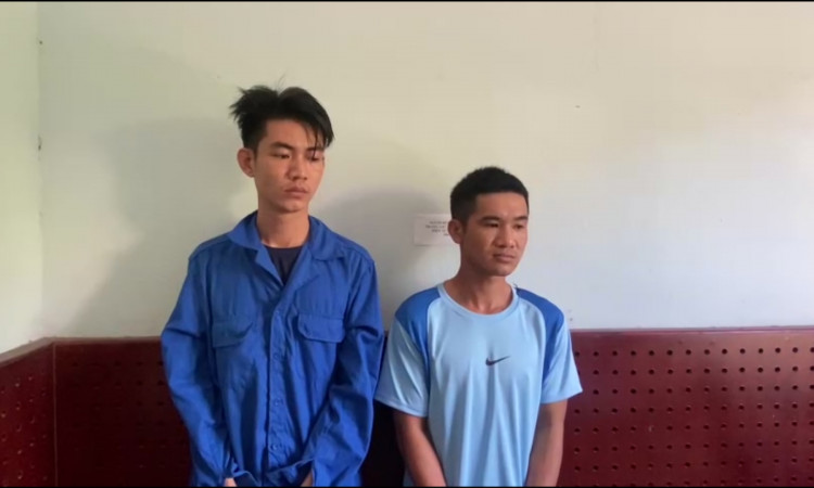 Xông vào nhà đánh người rồi cướp tiền