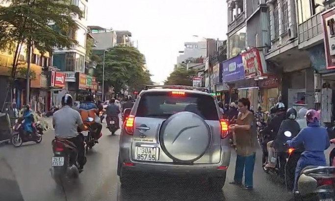 Nguy cơ mất ATGT khi người xin tiền tràn ra lòng đường