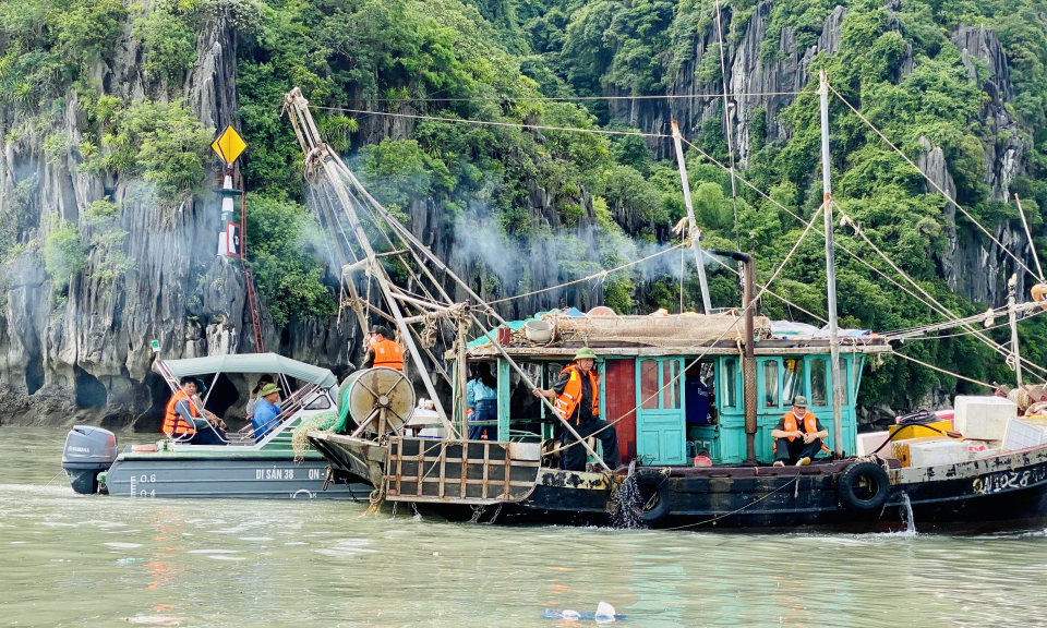 Lập lại trật tự giao thông đường thủy, vệ sinh môi trường ven bờ Vịnh Hạ Long