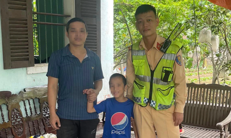 Bé trai đi lạc chân rớm máu, được công an tìm người thân