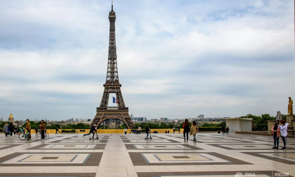 Pháp sơ tán khẩn cấp tại khu vực tháp Eiffel vì đe dọa đánh bom