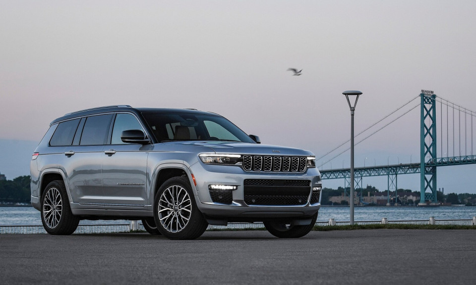 Hàng loạt xe Jeep Cherokee bị triệu hồi do lỗi trục lái gây mất kiểm soát