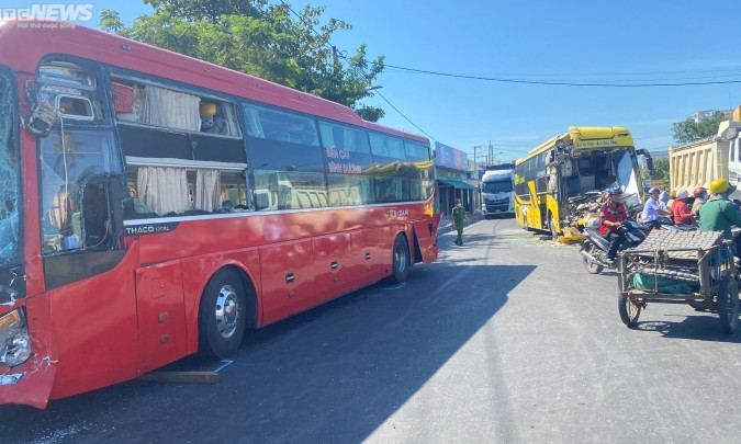 Tai nạn liên hoàn giữa 3 xe khách trên QL1, 90 hành khách hoảng loạn