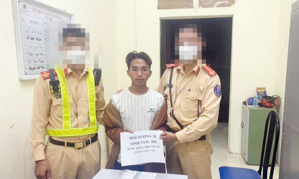 Đối tượng người nước ngoài giấu 4 bánh heroin trong cốp xe máy
