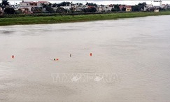 Người đàn ông đuối nước khi bơi ra cứu vợ và 2 con gái 