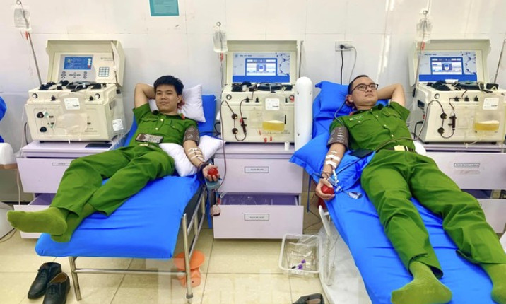 Ba cán bộ công an hiến máu cứu bác sĩ mắc ung thư máu