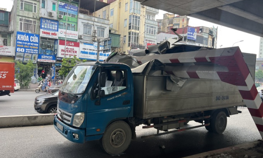 Đi theo Google Map, xe tải húc đổ khung hạn chế chiều cao