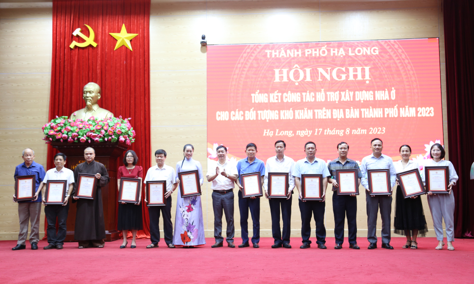 Hạ Long: Khen thưởng các tập thể, cá nhân đóng góp tích cực trong hỗ trợ xây nhà ở cho hộ khó khăn