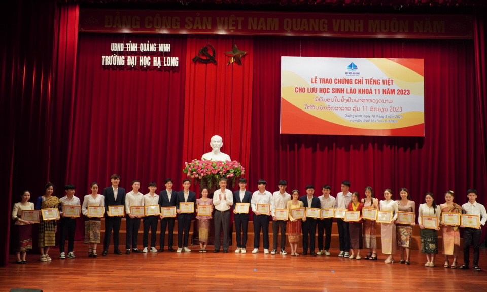 Trường Đại học Hạ Long trao chứng chỉ tiếng Việt cho lưu học sinh Lào khóa 11 năm 2023
