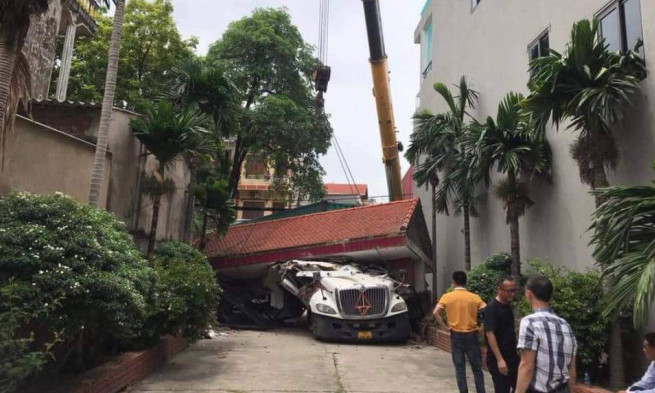Đâm đổ cổng doanh nghiệp, tài xế xe container nguy kịch
