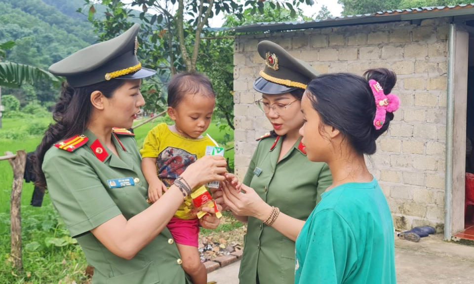 “Mẹ đỡ đầu” - Hành trình kết nối yêu thương của nữ Công an Quảng Ninh