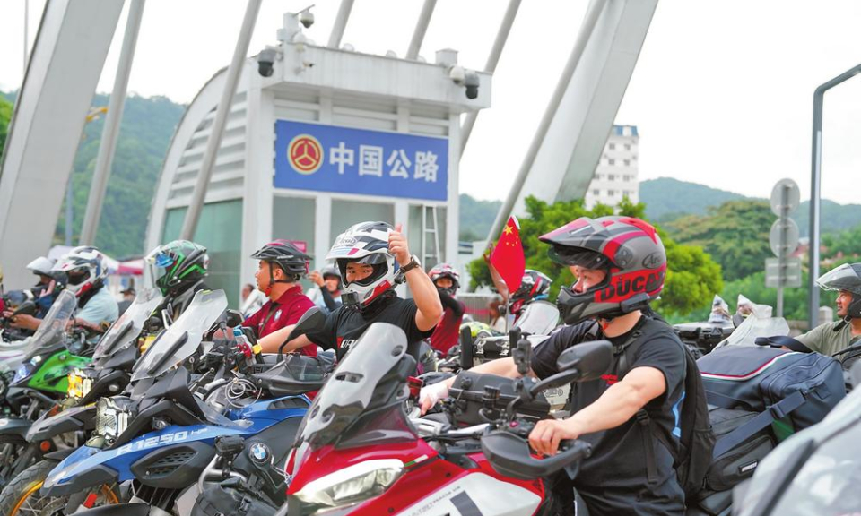 越南跨境游车队从中国河口口岸入境