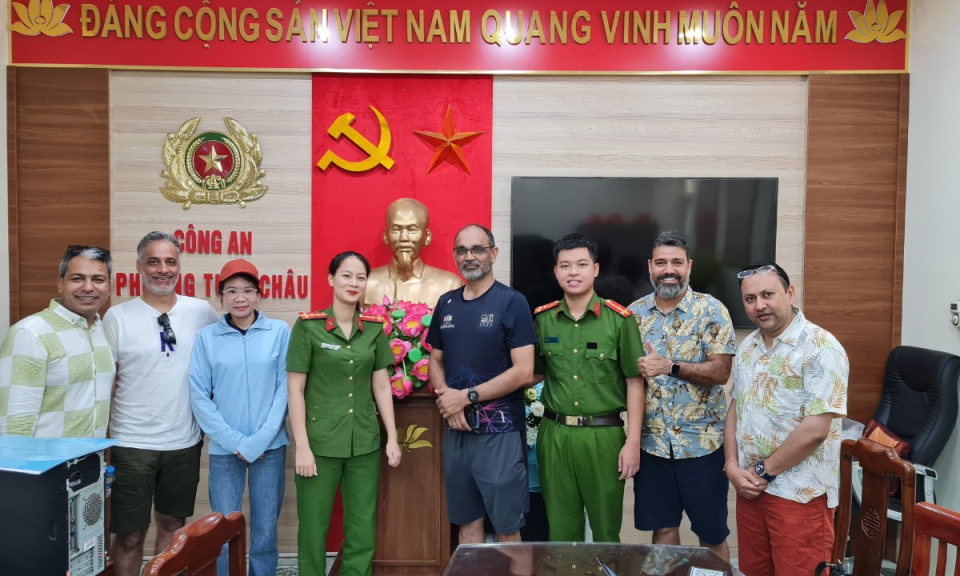 Công an phường Tuần Châu (TP Hạ Long) trao trả lại tài sản cho du khách nước ngoài