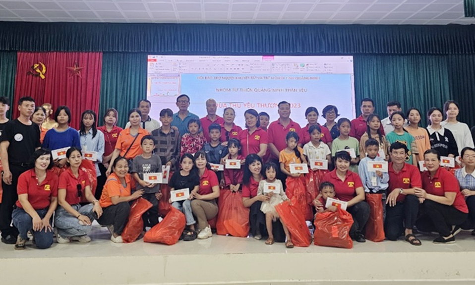 Tặng quà cho học sinh và người dân có hoàn cảnh khó khăn xã Quảng Lâm (Đầm Hà)