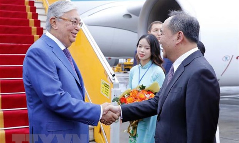 Tổng thống CH Kazakhstan đến Hà Nội, bắt đầu thăm chính thức Việt Nam