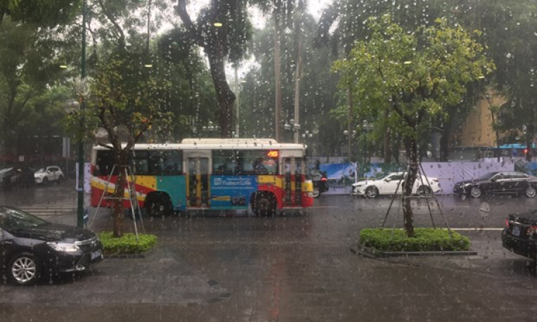 Đông Bắc Bộ nhiều mây, có mưa rào, dông rải rác
