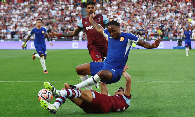 Chelsea thua West Ham dù hơn người