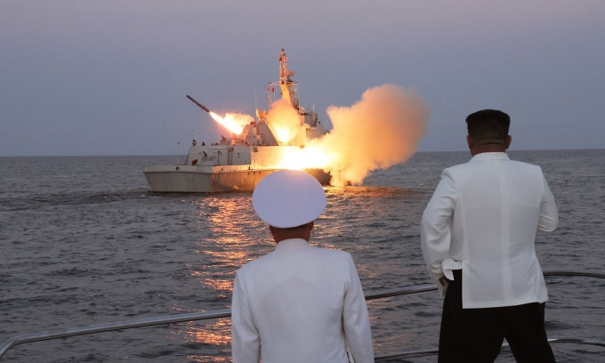 Ông Kim Jong-un giám sát phóng thử tên lửa hành trình