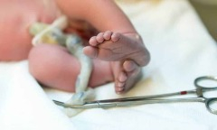 Ba em bé nhiễm khuẩn uốn ván do được cắt rốn sau sinh tại nhà