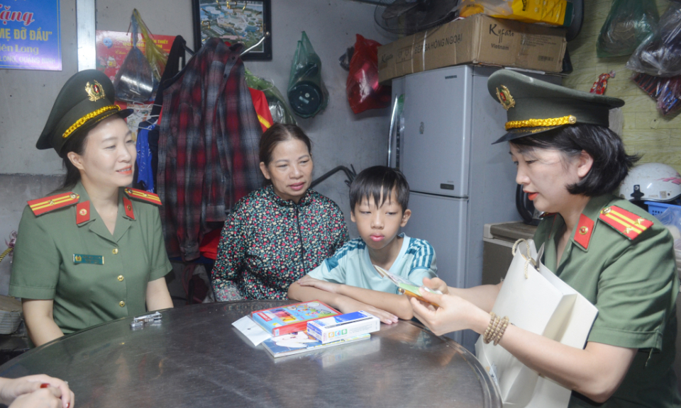 穿警服的代母