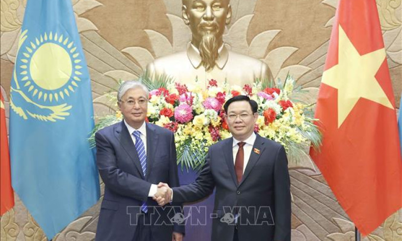 Chủ tịch Quốc hội Vương Đình Huệ hội kiến Tổng thống Kazakhstan