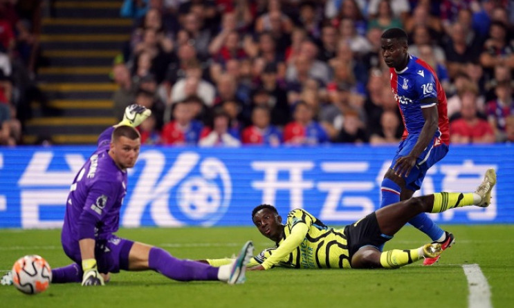 Arsenal thắng trong thế thiếu người
