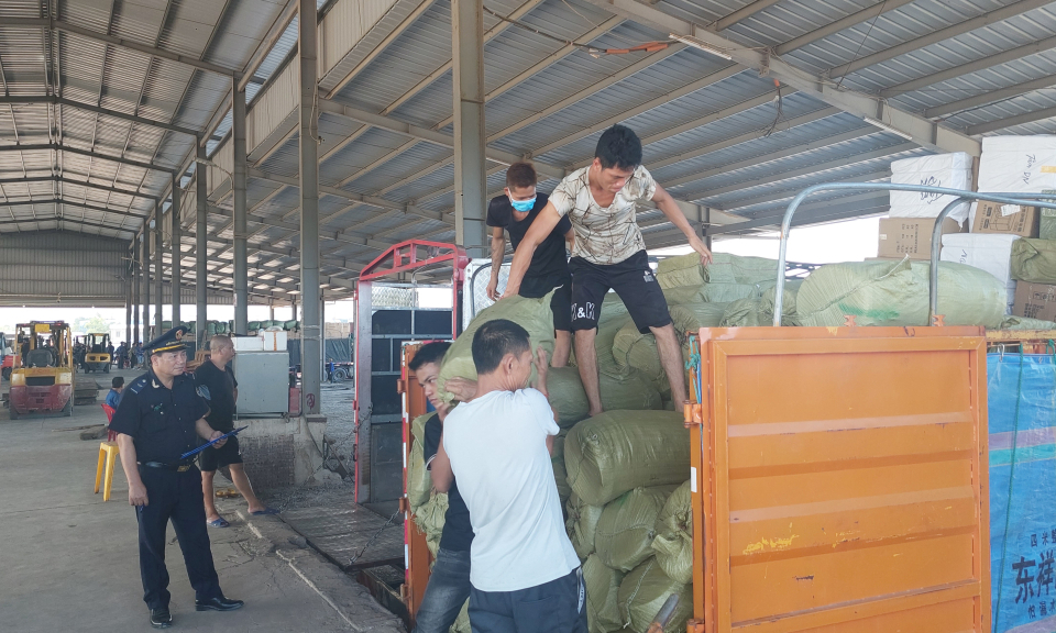Over 990,000 tonnes of cargo cleared through Mong Cai’s border gates and openings