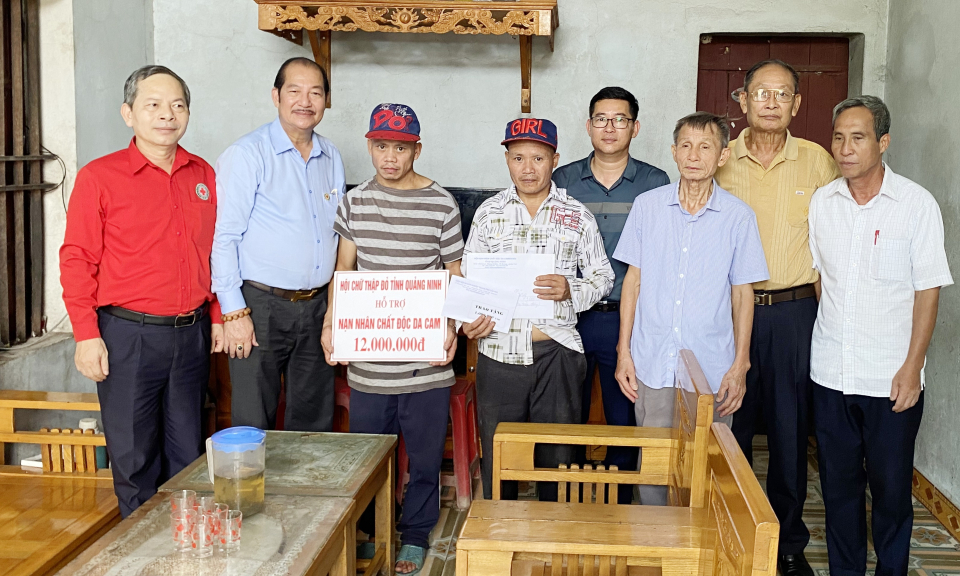 Hỗ trợ và tặng quà cho 10 địa chỉ nhân đạo tại huyện Tiên Yên
