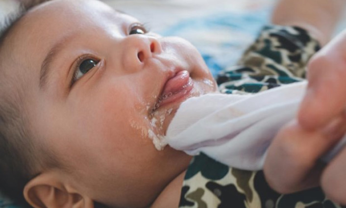 Bình Phước: Làm rõ vụ bé trai 2 tuổi tử vong nghi do sặc sữa